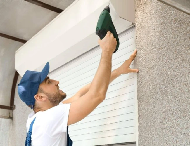 Técnico de persianas trabajando